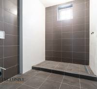 Na predaj poschodový 6-izbový rodinný dom, Horné Mýto - Kúpeľňa v rodinnom dome s čierno-bielymi kachličkami a malým oknom.