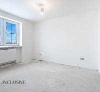 Na predaj poschodový 6-izbový rodinný dom, Horné Mýto - Prázdna miestnosť s veľkým oknom a radiátorom v rodinnom dome.