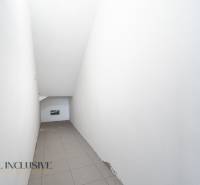 Na predaj poschodový 6-izbový rodinný dom, Horné Mýto - Úzky biely tunel s šikmým stropom a dlažbou v rodinnom dome.