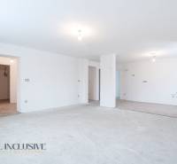 Na predaj poschodový 6-izbový rodinný dom, Horné Mýto - Priestranná miestnosť v rodinnom dome s betónovou podlahou a bielymi stenami.