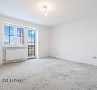 Na predaj poschodový 6-izbový rodinný dom, Horné Mýto - Prázdna izba s veľkým oknom v rodinnom dome bez podlahy s dreveným dekorom.