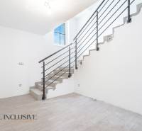 Na predaj poschodový 6-izbový rodinný dom, Horné Mýto - Schodisko vedúce nahor v Rodinnom dome so svetlým interiérom a podlahou s dreveným dekorom.