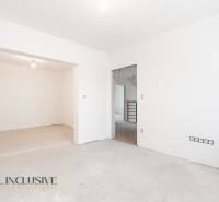 Na predaj poschodový 6-izbový rodinný dom, Horné Mýto - Interiér rodinného domu s bielymi stenami a nedokončenou podlahou.