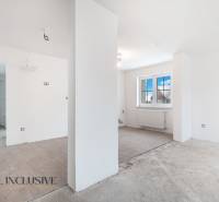 Na predaj poschodový 6-izbový rodinný dom, Horné Mýto - Priestranná miestnosť v rodinnom dome s veľkým oknom a podlahou s dreveným dekorom.