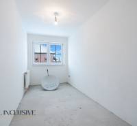 Na predaj poschodový 6-izbový rodinný dom, Horné Mýto - Prázdna miestnosť s bielymi stenami a oknom v rodinnom dome.