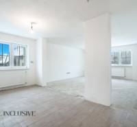 Na predaj poschodový 6-izbový rodinný dom, Horné Mýto - Interiér rodinného domu s veľkými oknami a podlahou s dreveným dekorom.