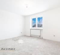 Na predaj poschodový 6-izbový rodinný dom, Horné Mýto - Prázdna miestnosť v rodinnom dome s oknom a nezarovnanou podlahou, čakajúca na dokončenie.