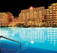 Štúdio DIT Majestic Beach Resort v 1. línií pri mori Bulharsko  - Nočná panoráma hotela a bazéna na Slnečnom pobreží pri 1-izbovom byte.