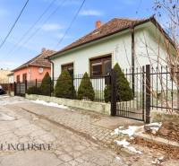 Na predaj zrekonštr.4-izb. rodinný dom, Čečínska Potôň - Rodinný dom v Orechovej Potôni na Čečínskej Potôni s plotom a koniferami pred domom.