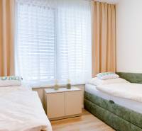 Na predaj 3 izbový byt s terasou, Trenčín, ul. Saratovská - Spálňa s dvomi lôžkami a podlahou s dreveným dekorom v 3-izbovom byte.