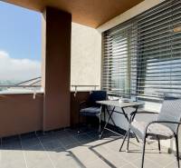 Na predaj 3 izbový byt s terasou, Trenčín, ul. Saratovská - Balkón na Saratovskej ulici v Trenčíne s výhľadom; 3-izbový byt, exteriérové sedenie.