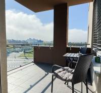 Na predaj 3 izbový byt s terasou, Trenčín, ul. Saratovská - Balkón 3-izbového bytu na Saratovskej ulici v Trenčíne s výhľadom na okolie.