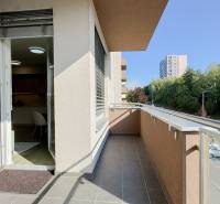 Na predaj 3 izbový byt s terasou, Trenčín, ul. Saratovská - Balkón 3-izbového bytu na Saratovskej ulici v Trenčíne s výhľadom na okolie.