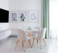 Na predaj 3 izbový byt s terasou, Trenčín, ul. Saratovská - Jedálenský kút v 3-izbovom byte s dekoratívnymi obrazmi a veľkým oknom.