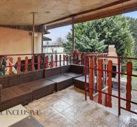 Na predaj 4-izb. rodinný dom s garážou, Okoč - Terasa rodinného domu na ulici Okoč vo Veľkom Mederi s ratanovým posedením a krbom.