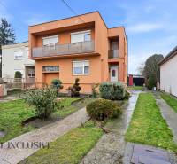 Na predaj 4-izb. rodinný dom s garážou, Okoč - Rodinný dom na ulici Okoč vo Veľkom Mederi s upravenou záhradou a dvoma poschodiami.