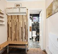 Na predaj 4-izb. rodinný dom s garážou, Okoč - Chodba v rodinnom dome s podlahou s dreveným dekorom a pohľadom na toaletu.