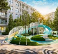 BIANCANA PHUKET - Detské ihrisko pri výstavbe bytov v Phukete s veľkou šmykľavkou a zeleňou.