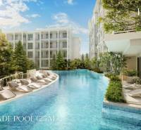 BIANCANA PHUKET - Bazén s ležadlami obklopený budovami vo výstavbe bytov v Phukete.