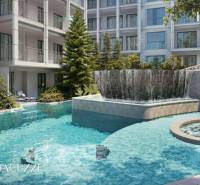 BIANCANA PHUKET - Bazén a vírivka obklopené zeleňou pri výstavbe bytov v Phukete.