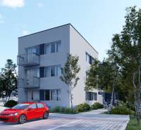 Pozemok s rozostavanou stavbou pre 12 bytov, Senica - Bytovka obklopená zeleňou a parkoviskom, ideálne miesto pre bývanie a relax.