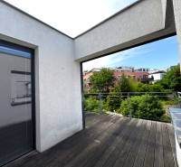 Na predaj veľký 2-izbový byt s terasou a wellness - Koliba - Terasa s presklením a výhľadom na zeleň v 2-izbovom byte na Tupého, Bratislava.