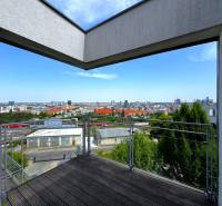 Na predaj veľký 2-izbový byt s terasou a wellness - Koliba - Výhľad z balkóna 2-izbového bytu na Tupého ulici v Bratislave - Novom Meste.