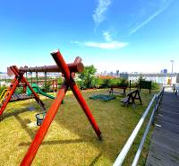 Na predaj veľký 2-izbový byt s terasou a wellness - Koliba - Detské ihrisko s hojdačkami a výhľadom na mesto v Bratislave - Novom Meste, Tupého.