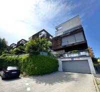 Na predaj veľký 2-izbový byt s terasou a wellness - Koliba - Exteriér budovy na Tupého ulici, Bratislava - Nové Mesto, s parkovacími miestami.