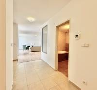 Na predaj veľký 2-izbový byt s terasou a wellness - Koliba - Interiér 2-izbového bytu s pohľadom na svetlú obývaciu izbu a kúpeľňu.