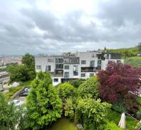 Na predaj veľký 2-izbový byt s terasou a wellness - Koliba - Budova ponúka ubytovanie cez 2-izbový byt uprostred zelene na ulici Tupého.