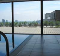 Na predaj veľký 2-izbový byt s terasou a wellness - Koliba - Výhľad z bazéna na ulici Tupého s panorámou mesta a 2-izbový byt.