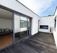 Na predaj veľký 2-izbový byt s terasou a wellness - Koliba - Terasa 2-izbového bytu s drevenou podlahou a otvoreným vstupom z obývačky.