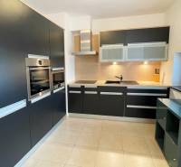 Na predaj veľký 2-izbový byt s terasou a wellness - Koliba - Kuchyňa v 2-izbovom byte na ulici Tupého s moderným spotrebičom a úložným priestorom.