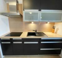 Na predaj veľký 2-izbový byt s terasou a wellness - Koliba - Kuchyňa s varnou doskou, drezom a skrinkami na ulici Tupého, 2-izbový byt.