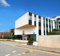 Budova s 8 apartmánmi alebo medicínske centrum - Budova na ulici Na varte, s moderným exteriérom a okolím.