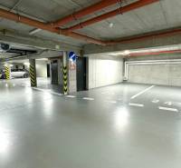 Budova s 8 apartmánmi alebo medicínske centrum - Podzemné garáže, na ulici Na varte, parkovacie miesta budova, prázdna plocha, potrubia.