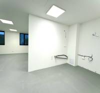 Budova s 8 apartmánmi alebo medicínske centrum - Biela miestnosť na ulici Na varte v budove so sivou podlahou a čiernou dekoráciou.