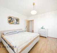 Na predaj 4-izb. rodinný dom s garážou, Kútniky - Spálňa s podlahou s dreveným dekorom v rodinnom dome a obrazom na stene.