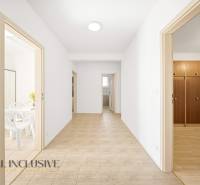 Na predaj 4-izb. rodinný dom s garážou, Kútniky - Chodba v rodinnom dome s dverami do izieb a dlažbou na podlahe.