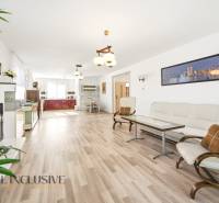 Na predaj 4-izb. rodinný dom s garážou, Kútniky - Obývačka v rodinnom dome s podlahou s dreveným dekorom a svetlým nábytkom.