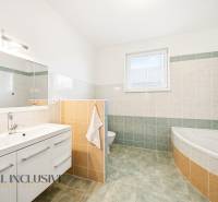 Na predaj 4-izb. rodinný dom s garážou, Kútniky - Kúpeľňa s vaňou, zrkadlom a úložným priestorom v rodinnom dome.