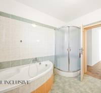 Na predaj 4-izb. rodinný dom s garážou, Kútniky - Kúpeľňa v rodinnom dome s vaňou, sprchovacím kútom a kachličkovými stenami.