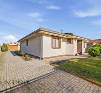 Na predaj 4-izb. rodinný dom s garážou, Kútniky - Rodinný dom v Kútnikoch s dláždeným chodníkom a udržiavanou záhradou.