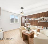 Na predaj 4-izb. rodinný dom s garážou, Kútniky - Obývačka v rodinnom dome s bielymi kreslami a podlahou s dreveným dekorom.