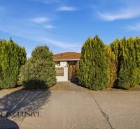 Na predaj 4-izb. rodinný dom s garážou, Kútniky - Rodinný dom v Kútnikoch obklopený upravenými stromami, krásna predzáhradka.