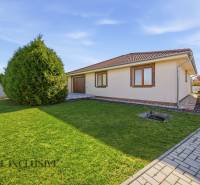 Na predaj 4-izb. rodinný dom s garážou, Kútniky - Rodinný dom v Kútnikoch s trávnikom, stromami a dlažbou.