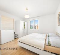 Na predaj 4-izb. rodinný dom s garážou, Kútniky - Spálňa v rodinnom dome s podlahou s dreveným dekorom, bielym nábytkom a obrazom.