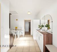 Na predaj 4-izb. rodinný dom s garážou, Kútniky - Interiér rodinného domu s bielym stolom a stoličkami, s veľkým zrkadlom na stene.