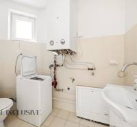 Na predaj 4-izb. rodinný dom s garážou, Kútniky - Kúpeľňa v rodinnom dome so zásobníkom, práčkou a umývadlom.